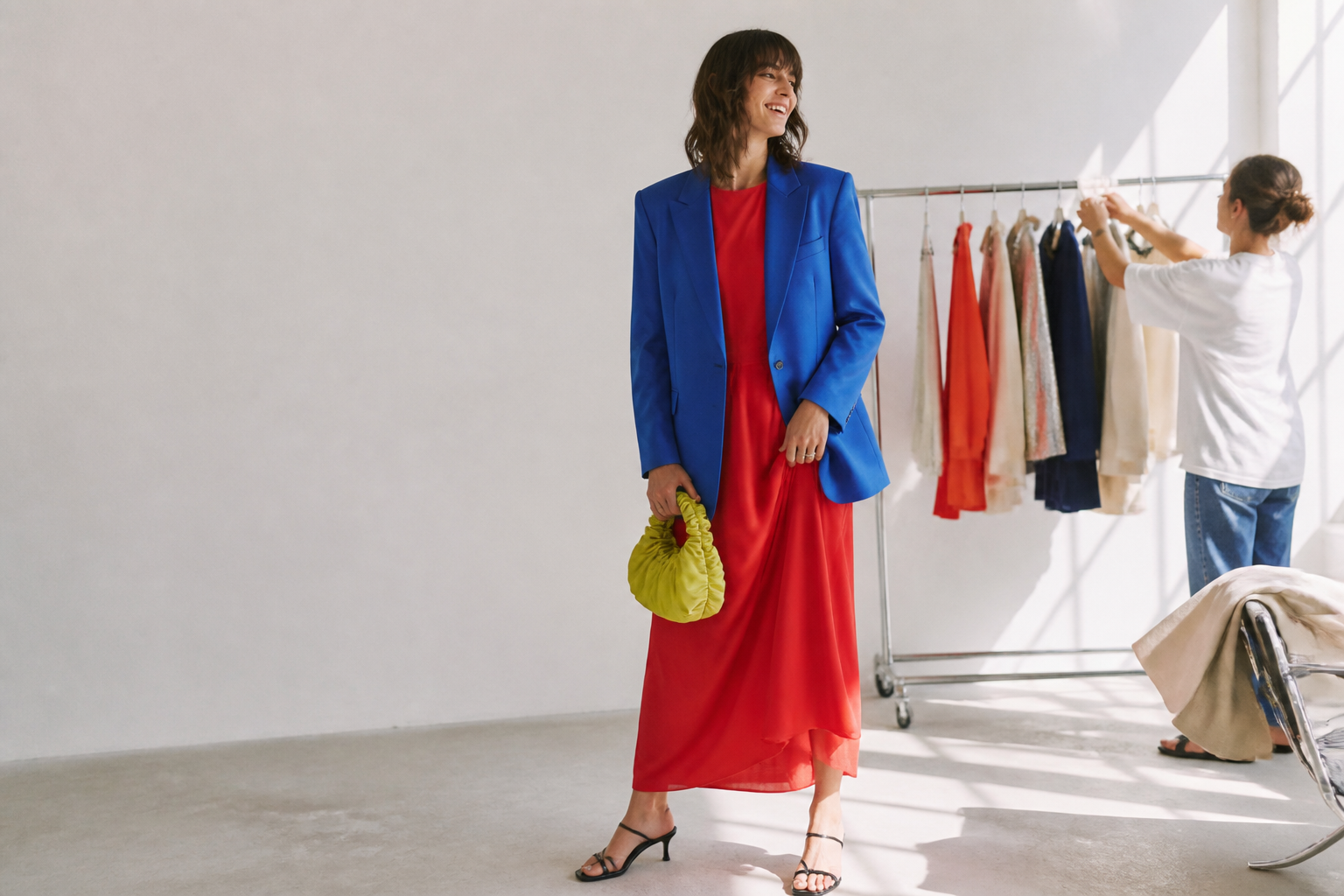 Mujer probando un vestido rojo con americana cobalto